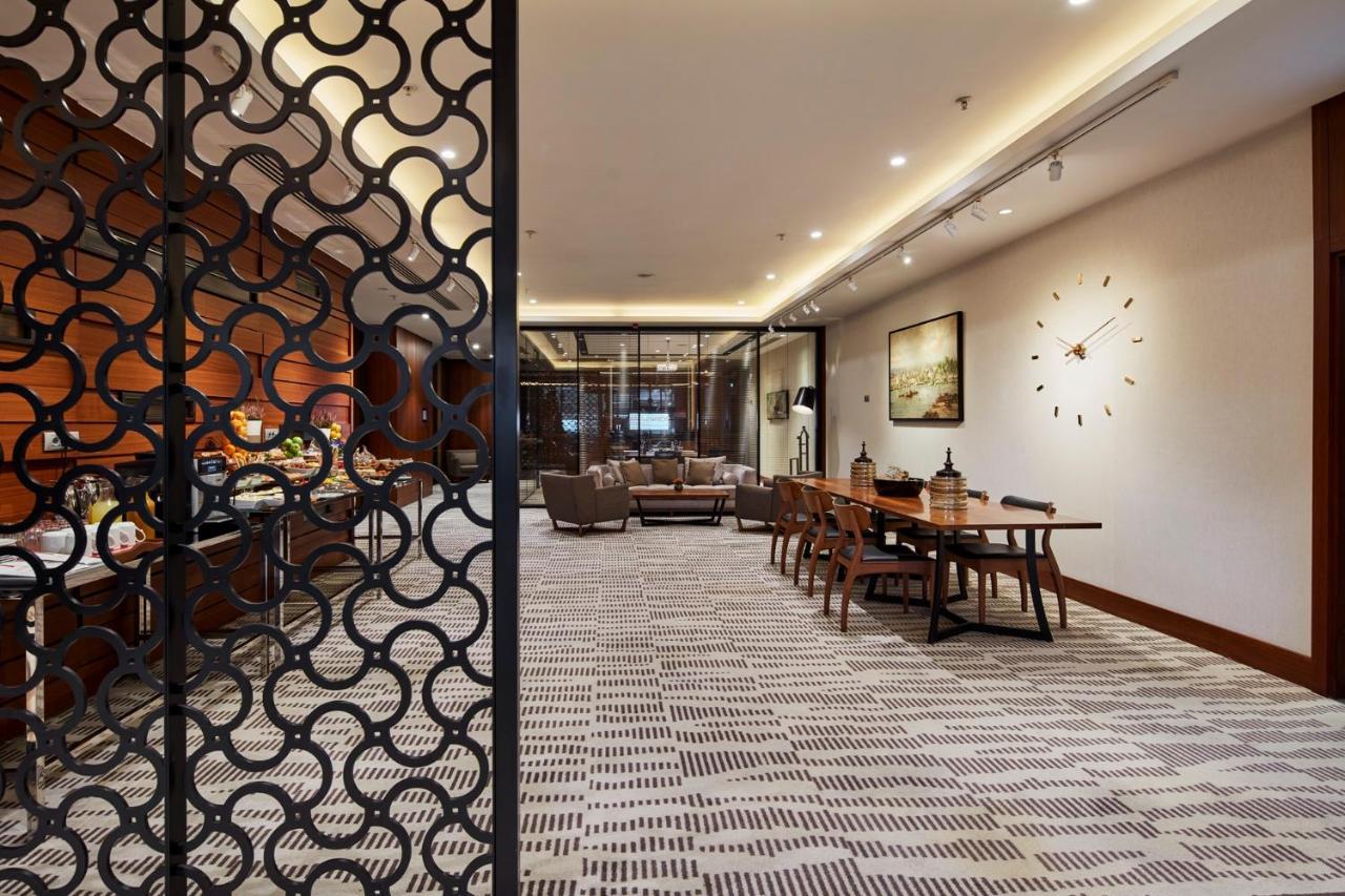Moevenpick Istanbul Hotel Golden Horn Exterior foto The Club at Hong Kong International Airport