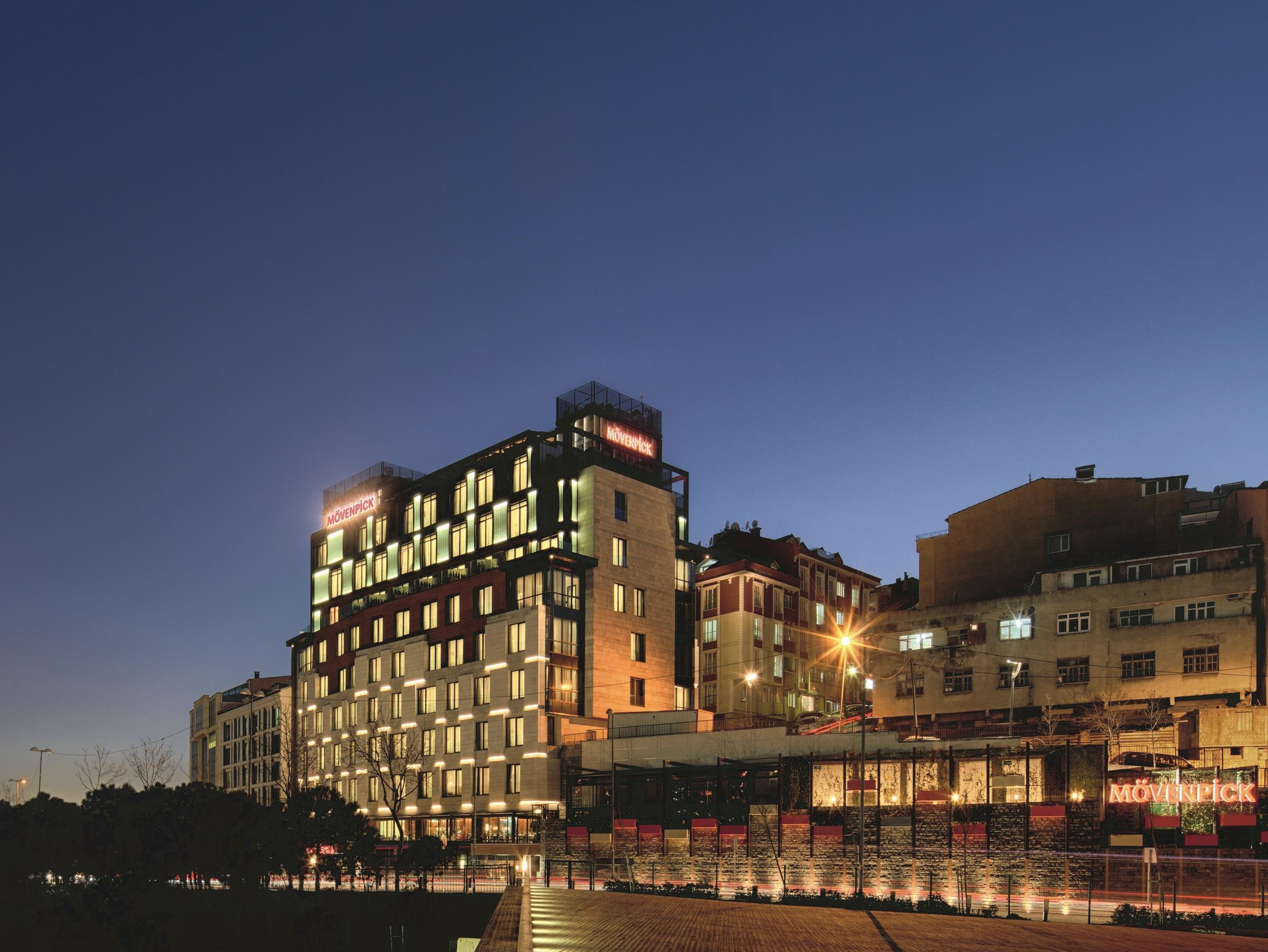 Moevenpick Istanbul Hotel Golden Horn Exterior foto The hotel at night