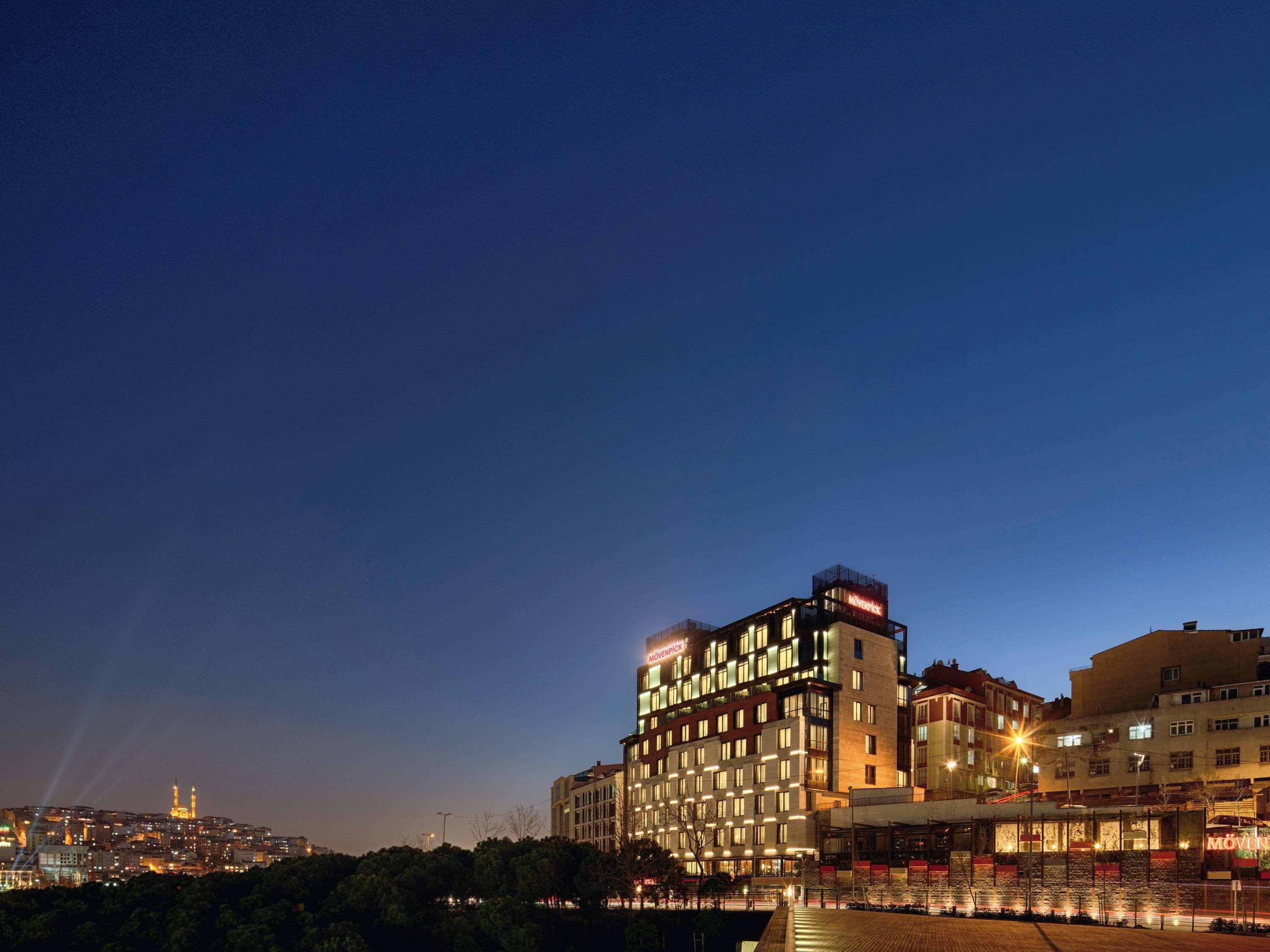 Moevenpick Istanbul Hotel Golden Horn Exterior foto The hotel at night