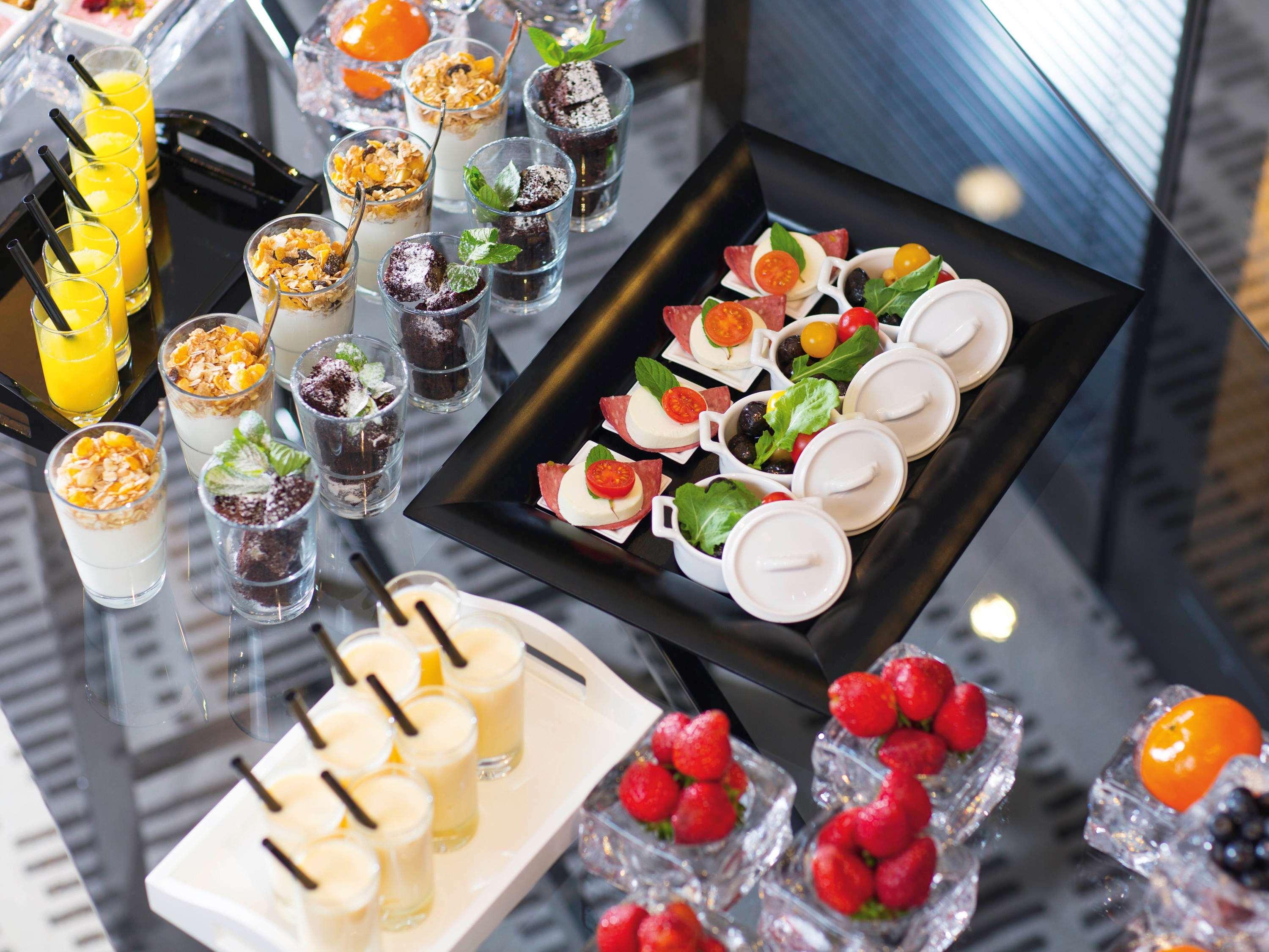Moevenpick Istanbul Hotel Golden Horn Exterior foto A selection of canapés