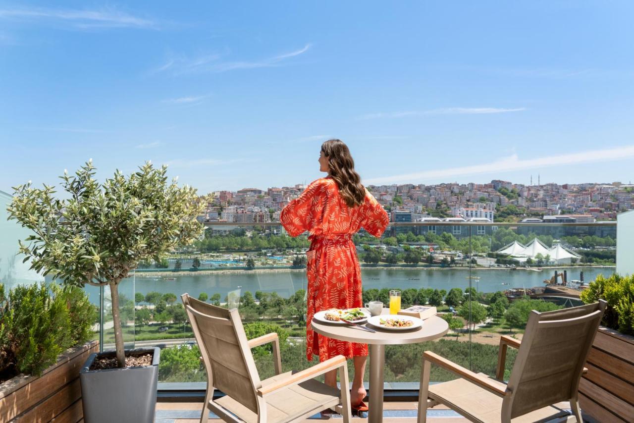 Moevenpick Istanbul Hotel Golden Horn Exterior foto View from the hotel