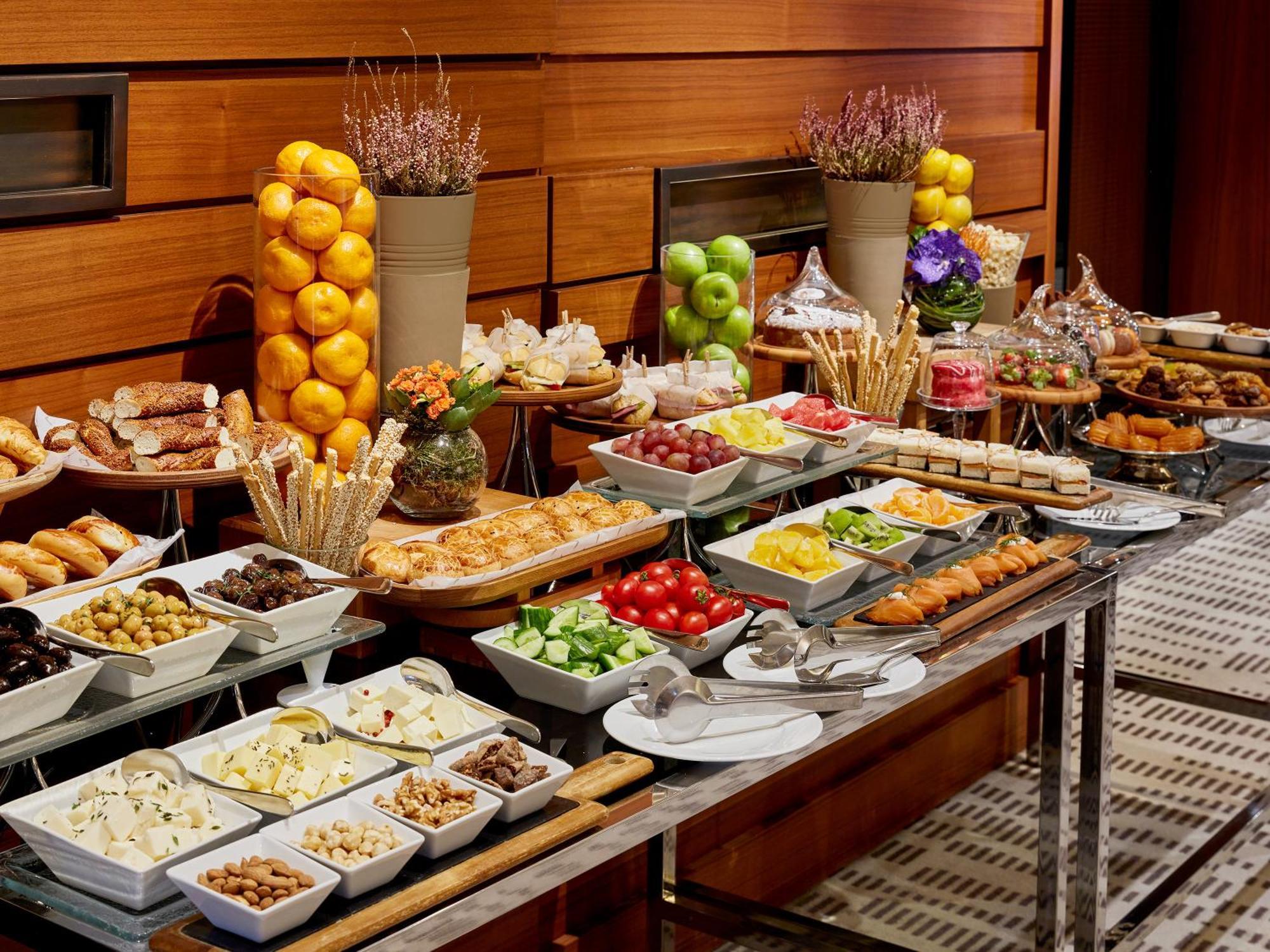 Moevenpick Istanbul Hotel Golden Horn Exterior foto A buffet at a hotel