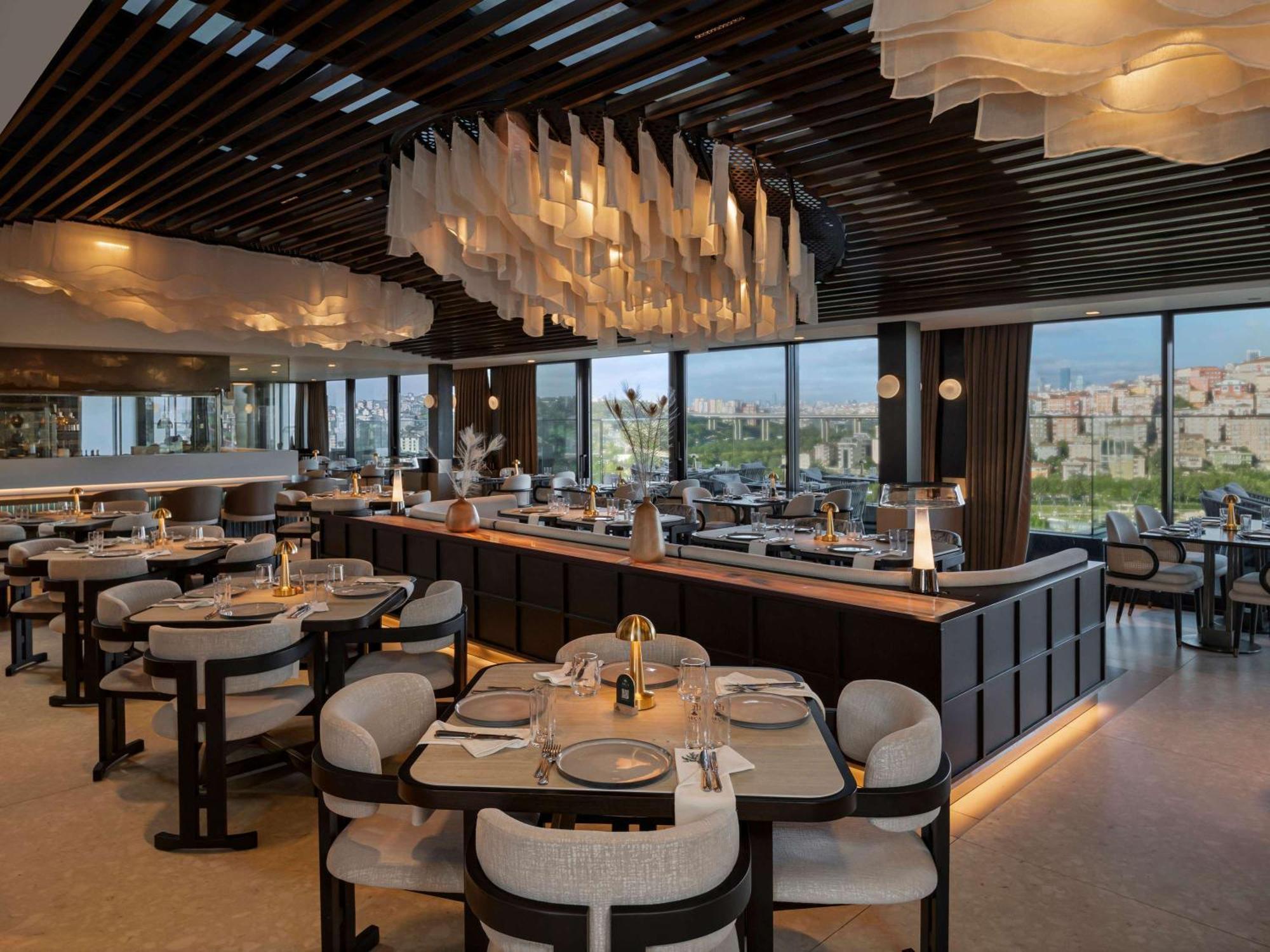 Moevenpick Istanbul Hotel Golden Horn Exterior foto The restaurant