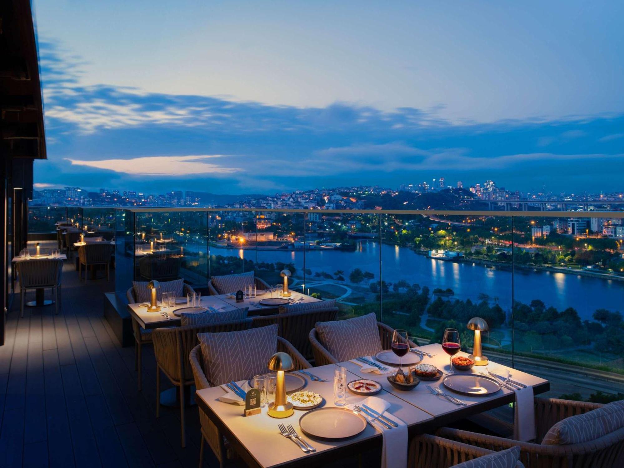 Moevenpick Istanbul Hotel Golden Horn Exterior foto View from the restaurant