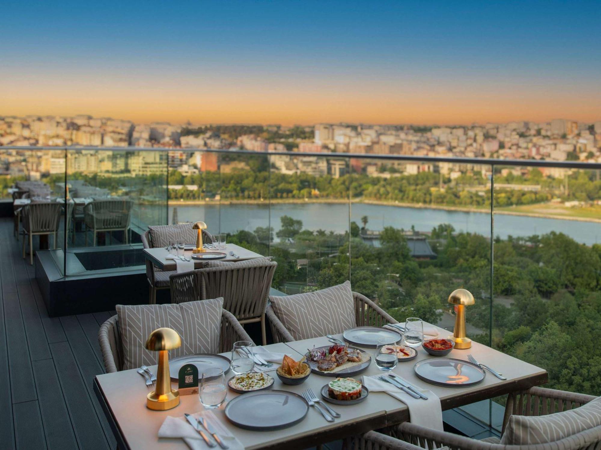 Moevenpick Istanbul Hotel Golden Horn Exterior foto View from the restaurant